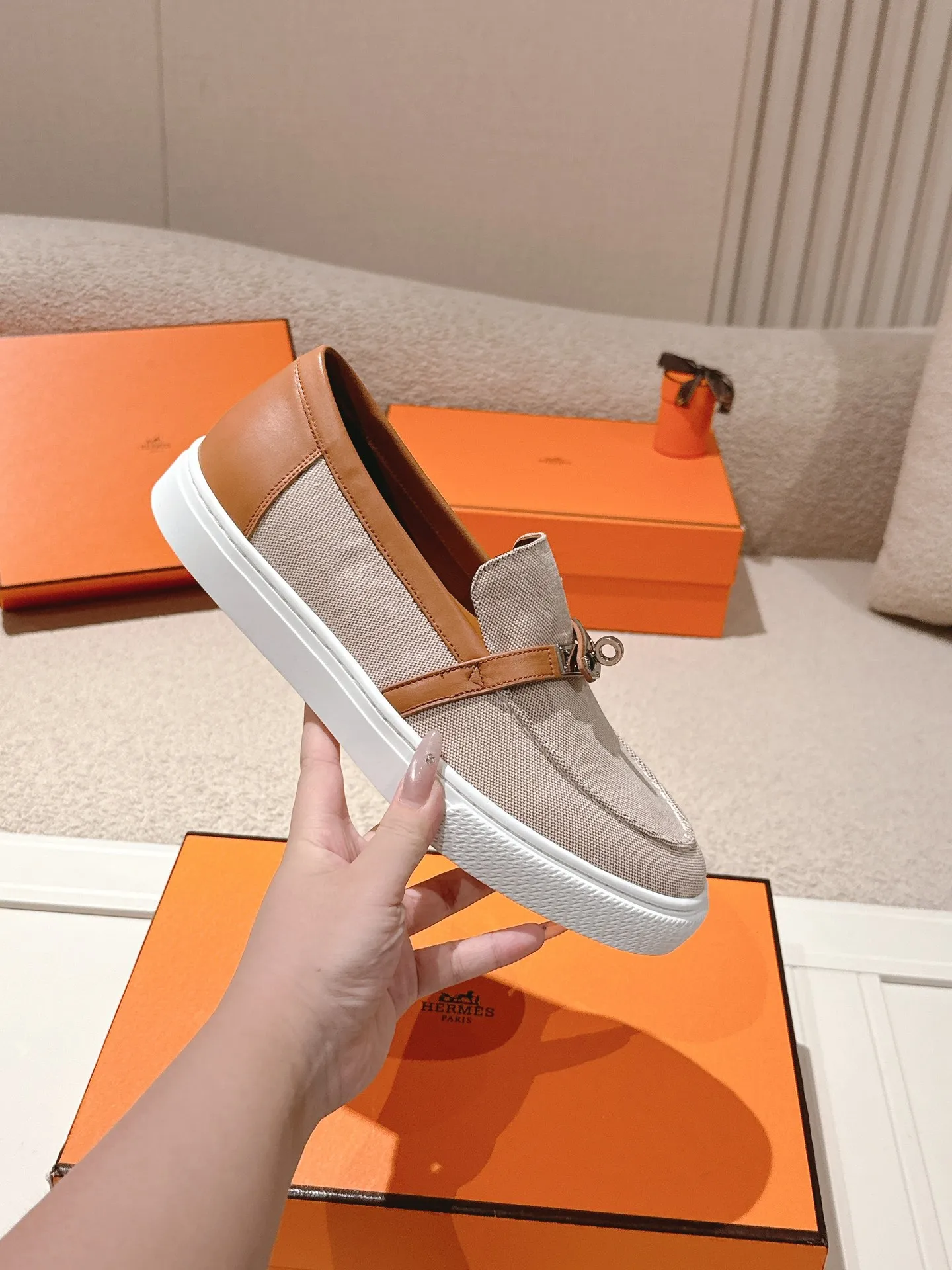 Men's shoes 💰640💰 Hermes# New Kelly buckle thick-soled loafers. Upper: cowhide/suede material. Lining: sheepskin lining. Outsole: exclusive molded outsole. Size: women's size 35-40, men's size 39-45 (female 41/male 46 customized, non-refundable)